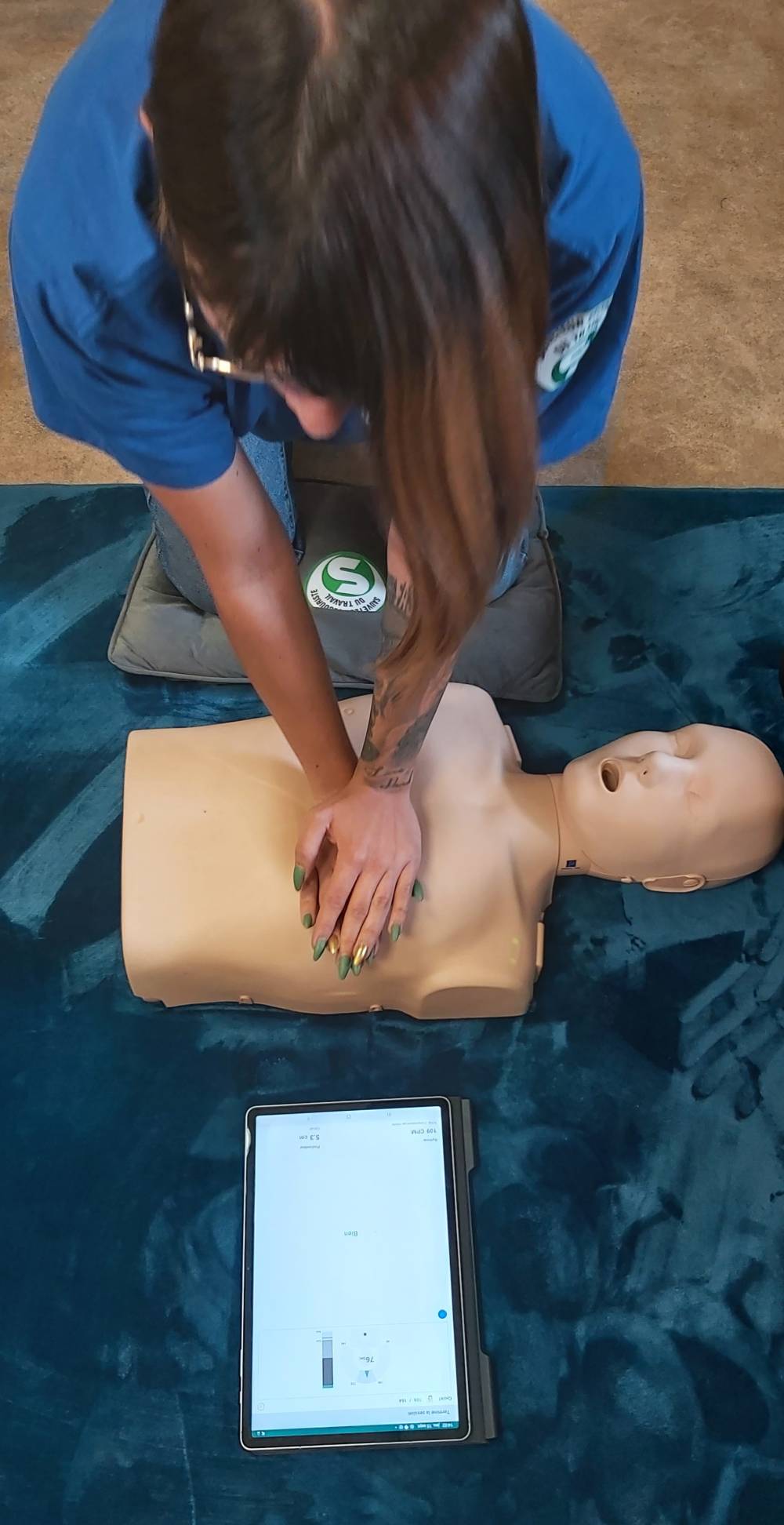 stagiaire en exxercice de reanimation